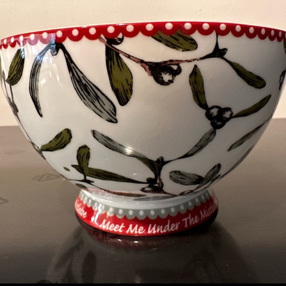 Large Porcelain Christmas Bowl "Meet me Under The Mistletoe" - Picture 2 of 5